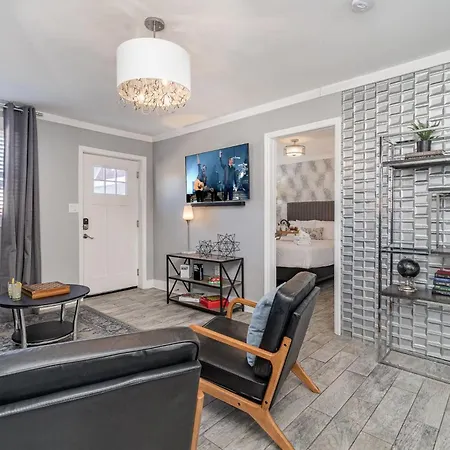 Pearlescence - Private Patios - 4 Mins To Broadway Vila